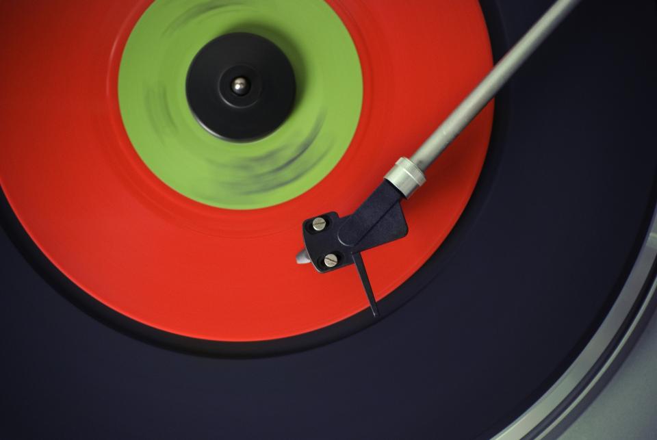 Agulha do gira-discos sobre o vinil